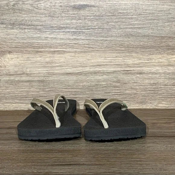 Sanuk Yoga Spree 4 Gold Metallic Flip Flop Sandal - Picture 2 of 9